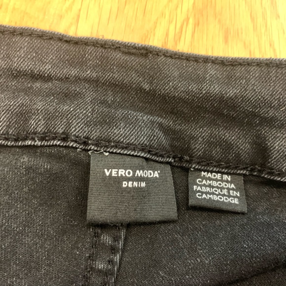 Vero Moda, Seven Mid-waist Slim fit, Black denim short. - Picture 7 of 8